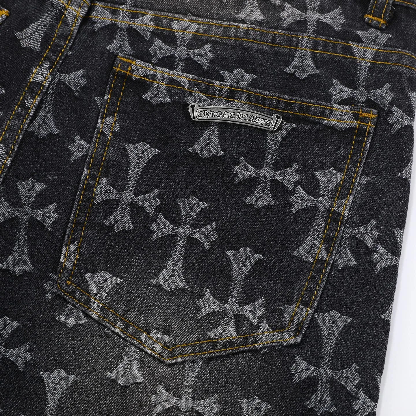 P240 Style No.: H587 Chrome Hearts double-sided full-logo jacquard dark pattern heavy-duty full-print cross jeans. The same style as the Internet celebrity star's cross-printed denim jacket. The unique cross design elements and all-over printing are full of design. It is made of 100% denim cotton fabric with heavy coarse yarn count, which ensures a stiff and tough silhouette while being soft, comfortable and breathable. The lapel is designed with silver buttons and is full of texture. The classic white cross logo is all over the dress, making it a perfect versatile style for spring and summer! Customized jacquard fabric, you can wear it in various styles. This gender-neutral shirt is a must-have for nightclubs. It can be worn as a jacket for both men and women. It can be easily worn by both men and women! The original loose version is made of high-quality pure cotton fabrics. The fabric pattern is high-definition and delicate without burrs. It is comfortable and breathable to wear. All the buttons are molded and customized. It is casual and fashionable and can be matched with any bottoms. It can be windproof and sunproof in spring and summer. It can be worn outside in autumn and winter! Easily concave shape makes you look slimmer and taller, perfect for both men and women! Customized main label, accessories, fully washable, whole body wiring, quality control, no heads!   Size: 28-30-32-34-36 Color: black